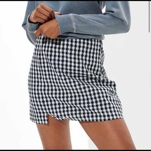 Black and White mini American Eagle Skirt in size small.
